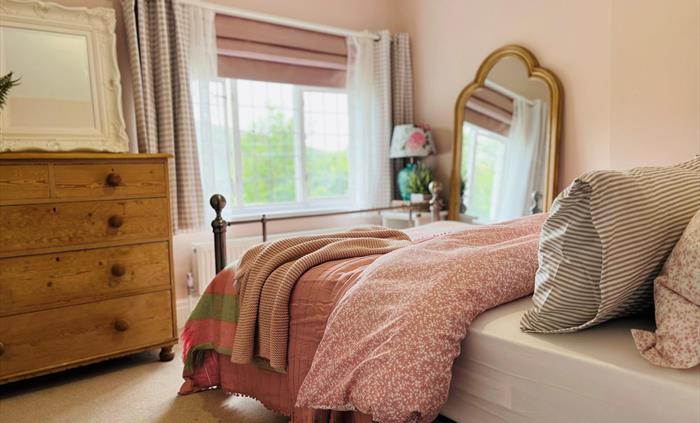 Double bedroom with mountain views